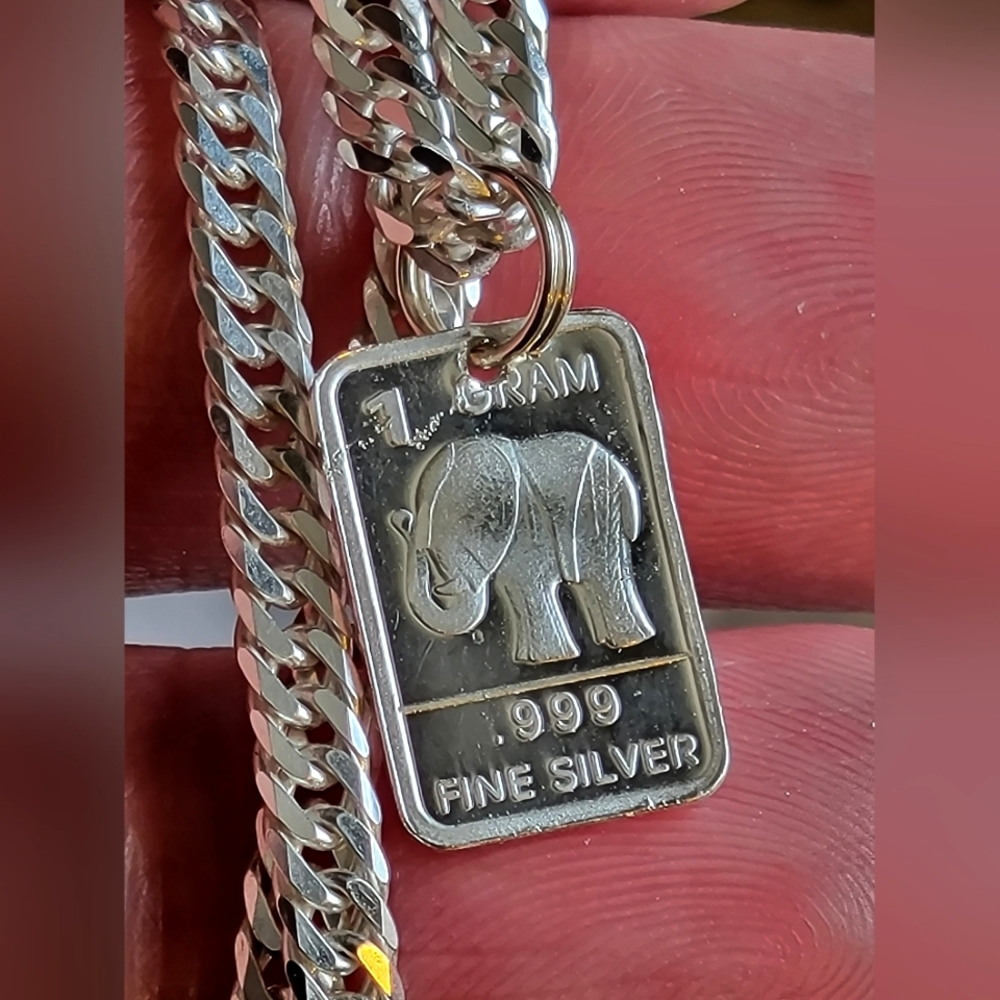 999 Fine Silver Elephant Pendant / Charm > 25mm > 1g Pure Silver